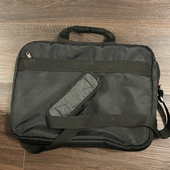 Kenneth Cole Reaction Laptop Case Black/Grey (fits up to 17.3” laptop screen) - Picture 2 of 8